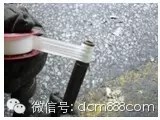  安装模具上、下边的冷却水管